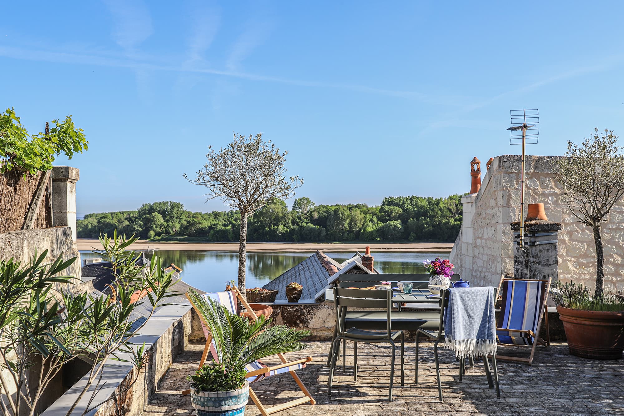Vue sur la Loire depuis la terrasse de la Maison Bleue